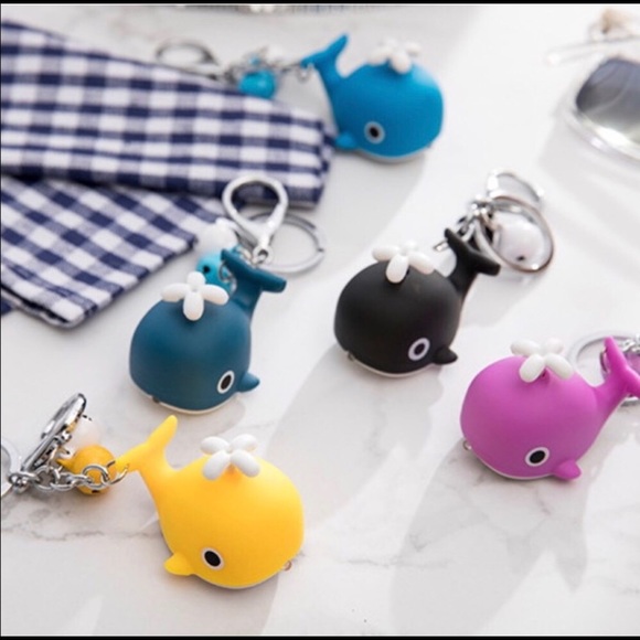 “LAST 1” Yellow Whale Light Up Keychains - Picture 2 of 2